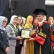 Penghargaan Itera Adi Karsa Madya Diterima Rektor Unila sebagai Pengakuan Prestasi Akademik