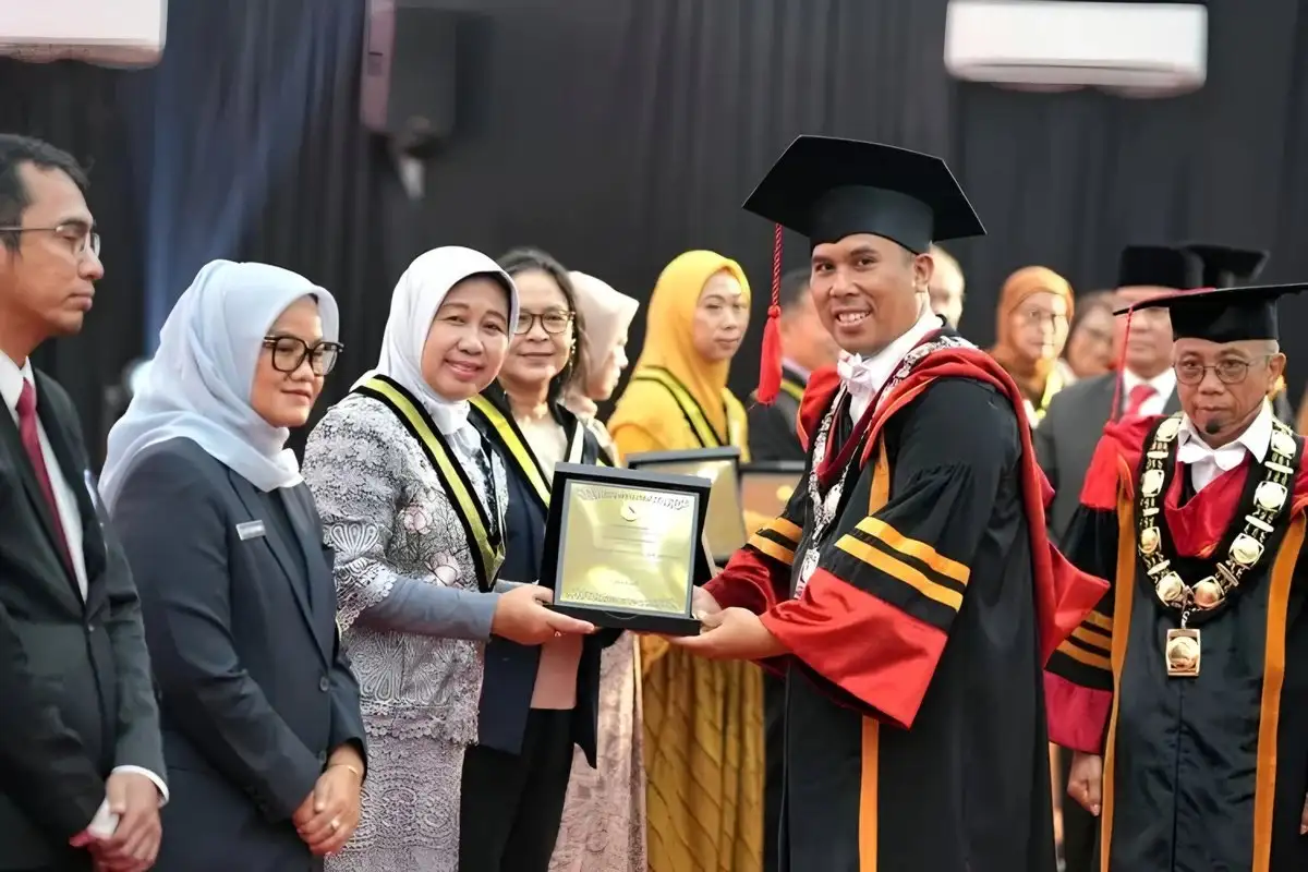 Penghargaan Itera Adi Karsa Madya Diterima Rektor Unila sebagai Pengakuan Prestasi Akademik