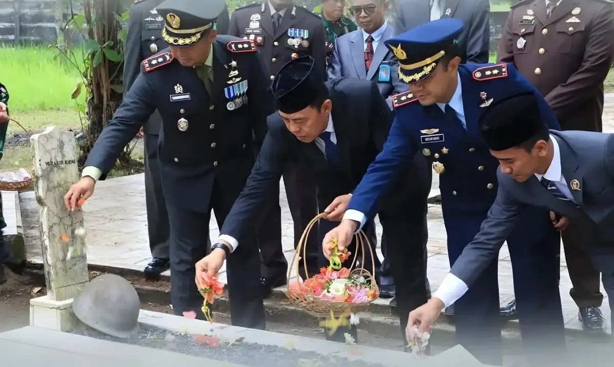 Peringati HUT ke-80 TNI, Wabup Hankam Ajak Masyarakat Tumbuhkan Semangat Patriotisme di TMP Menggala