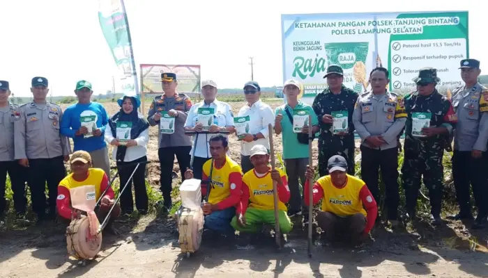 Polsek Tanjung Bintang Ikut Tanam Ribuan Bibit Jagung Dukung Swasembada Pangan Nasional