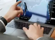 Proyeksi Penguatan Pasar Saham: Pergerakan SMGR, TKIM, HMSP, dan ERAA Patut Dicermati