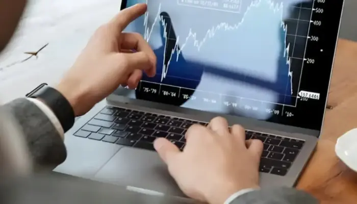 Pasar Saham Diproyeksi Lanjutkan Penguatan, Simak Pergerakan SMGR, TKIM, HMSP, dan ERAA