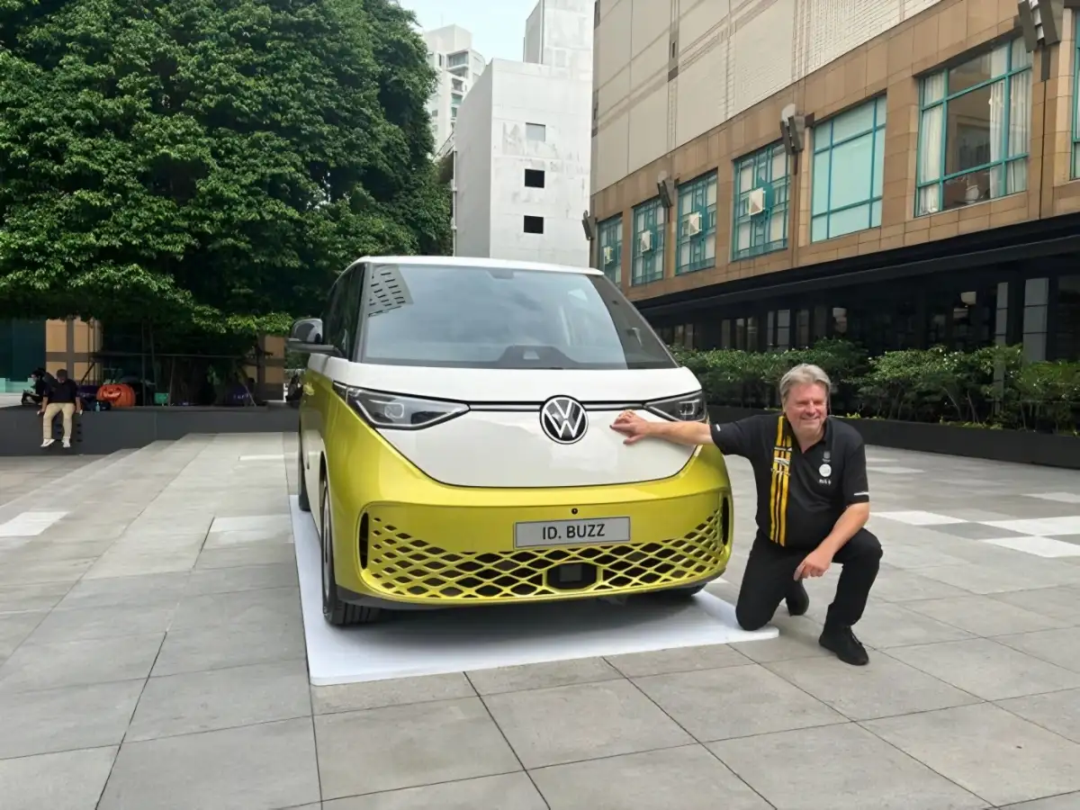 Rainer Zietlow Kembali Ekspedisi di Indonesia, Andalkan Mobil Listrik VW ID. Buzz 1 Rainer Zietlow Jelajahi Indonesia Bersama VW ID.Buzz dalam Misi Ekspedisi