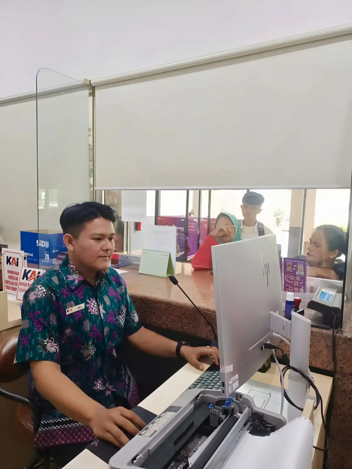 Rayakan Hari Batik Nasional, Petugas dan Pegawai KAI Divre III Palembang Kompak Kenakan Batik