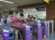 Petugas LRT Jabodebek Tampil Berbatik, Sambut Hari Batik Nasional dengan Penuh Warna