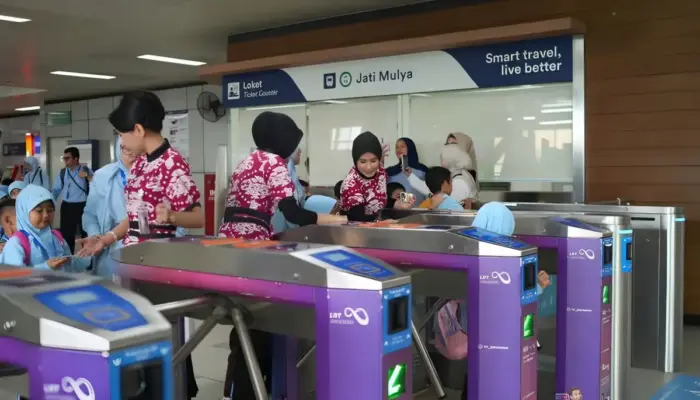 Petugas LRT Jabodebek Tampil Berbatik, Sambut Hari Batik Nasional dengan Penuh Warna