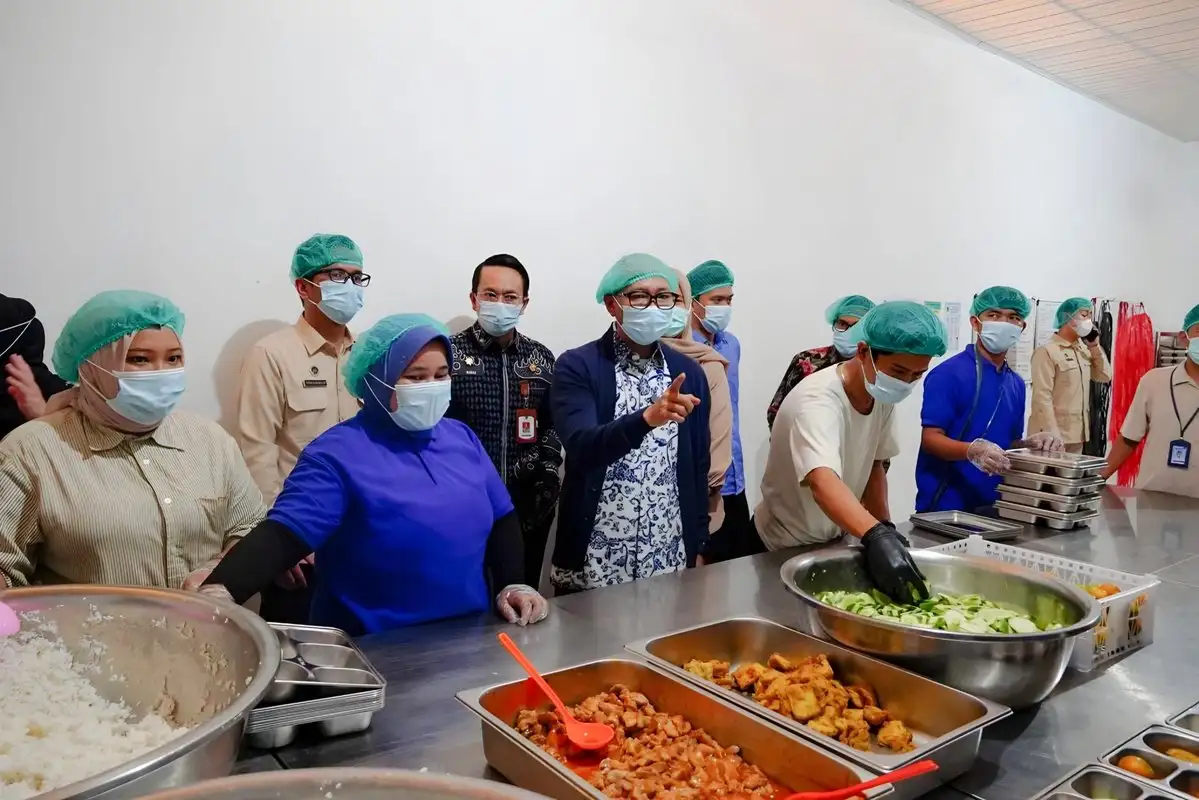 Tinjau Dapur SPPG Rajabasa, Gubernur Lampung Pastikan Protokol Keamanan Pangan Dijalankan
