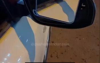 Viral! Pemotor Tendang Spion Mobil Saat Gagal Salip, Netizen Lebih Pilih Dukung Daripada Celaka