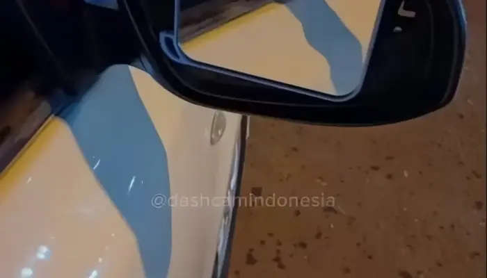 Viral! Pemotor Tendang Spion Mobil Saat Gagal Salip Truk, Netizen Soroti Keselamatan