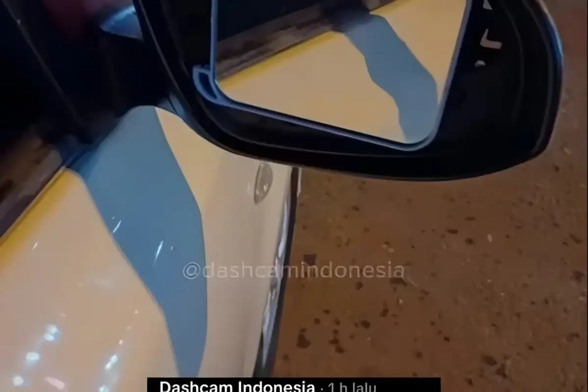 Viral! Pemotor Tendang Spion Mobil Saat Gagal Salip, Netizen Lebih Pilih Dukung Daripada Celaka