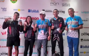 Wasekum KONI Nazwar Beri Penghargaan kepada Karateka Lampung Peraih Medali di PON Beladiri 2025