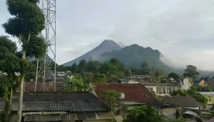 PVMBG Imbau Warga Waspada, Gunung Merapi Catat 6 Guguran Lava hingga 1,9 Km