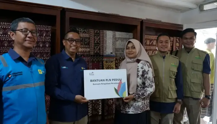 PLN Lampung Salurkan Bantuan ke UMKM Qinan Tapis untuk Dorong Pelestarian Wastra dan Penguatan Ekonomi Lokal