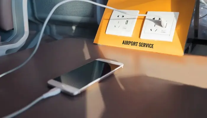 FBI Peringatkan Bahaya Ngecas HP di Tempat Umum: Data Bisa Dicuri Lewat USB