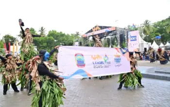 HUT ke-69 Lampung Selatan Berlangsung Megah, Pawai Akbar Budaya Pecahkan Rekor MURI Lewat 1.500 Penari Tuping 3 HUT ke-69 Lampung Selatan Pecahkan Rekor MURI Lewat Atraksi Tari Tuping yang Meriah
