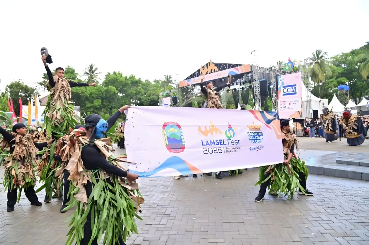 HUT ke-69 Lampung Selatan Pecahkan Rekor MURI Lewat Atraksi Tari Tuping yang Meriah