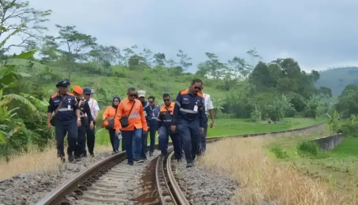 KAI Daop 2 Bandung Rutin Lakukan Pemeriksaan Jalur, Antisipasi Perubahan Cuaca dan Musim Hujan