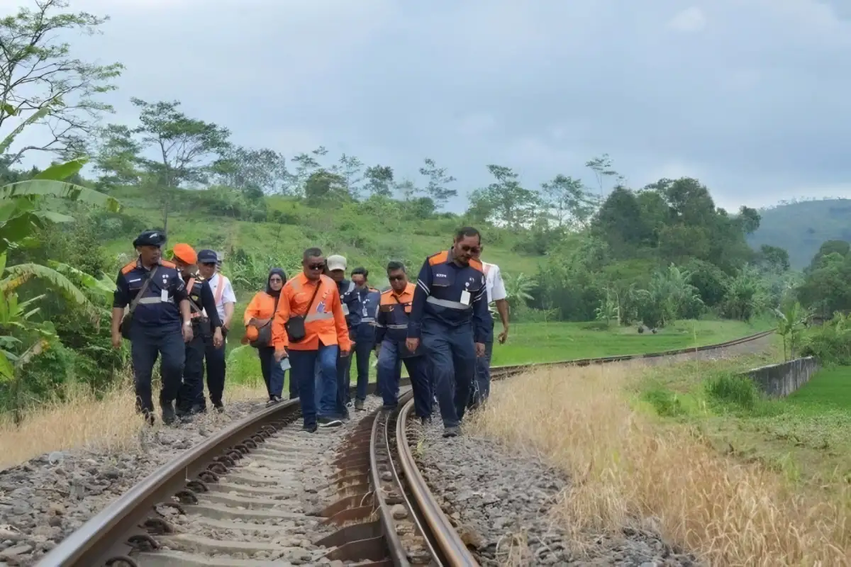 Hadapi Perubahan Cuaca, KAI Daop 2 Bandung Intensifkan Pemeriksaan Jalur Kereta