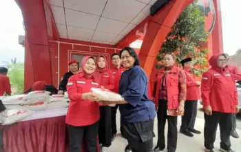 Hari Pahlawan, PDIP Lampung Berbagi Sembako untuk Warga Sekitar 3 Hari Pahlawan, PDIP Lampung Tebar Tanda Bakti untuk Warga