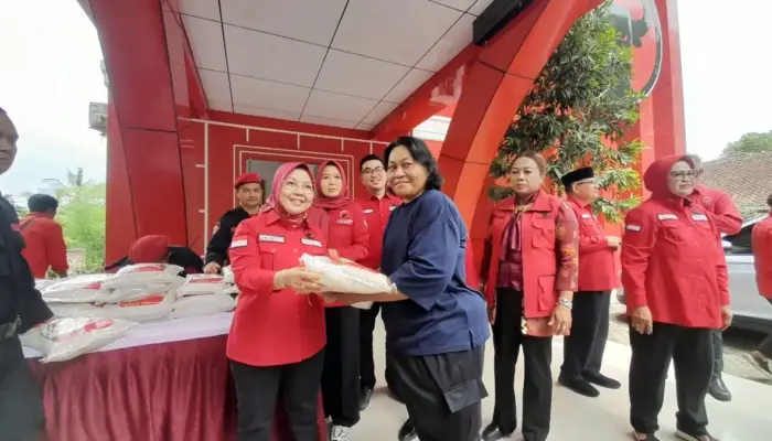 Hari Pahlawan, PDIP Lampung Berbagi Sembako untuk Warga Sekitar