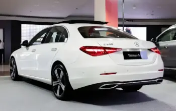 Mercedes-Benz C200 Avantgarde Line Hadir dengan Panoramic Sliding Sunroof di Indonesia 6 Mercedes-Benz C200 Avantgarde Line Kini Dilengkapi Panoramic Sliding Sunroof