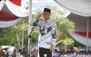 Gubernur Lampung Pimpin Upacara HUT ke-80 PGRI dan Hari Guru Nasional, Tekankan Pentingnya Sentralisasi Tata Kelola Guru 2 Momentum Hari Guru, Pemprov Lampung Tuntaskan Finalisasi Sentralisasi Tata Kelola Guru dan Tenaga Kependidikan