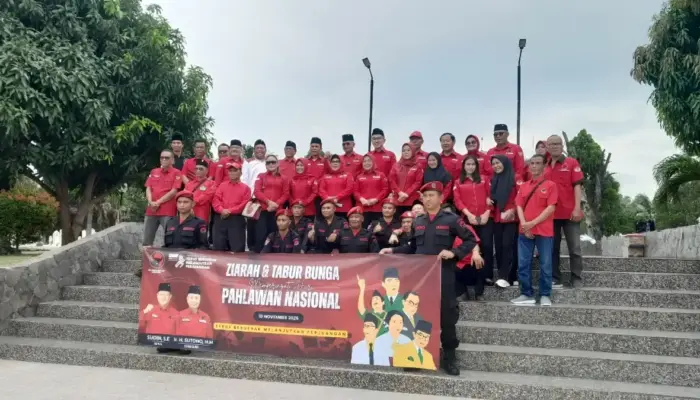 PDIP Lampung Maknai Hari Pahlawan dengan Ziarah dan Tabur Bunga di TMP Tanjungkarang