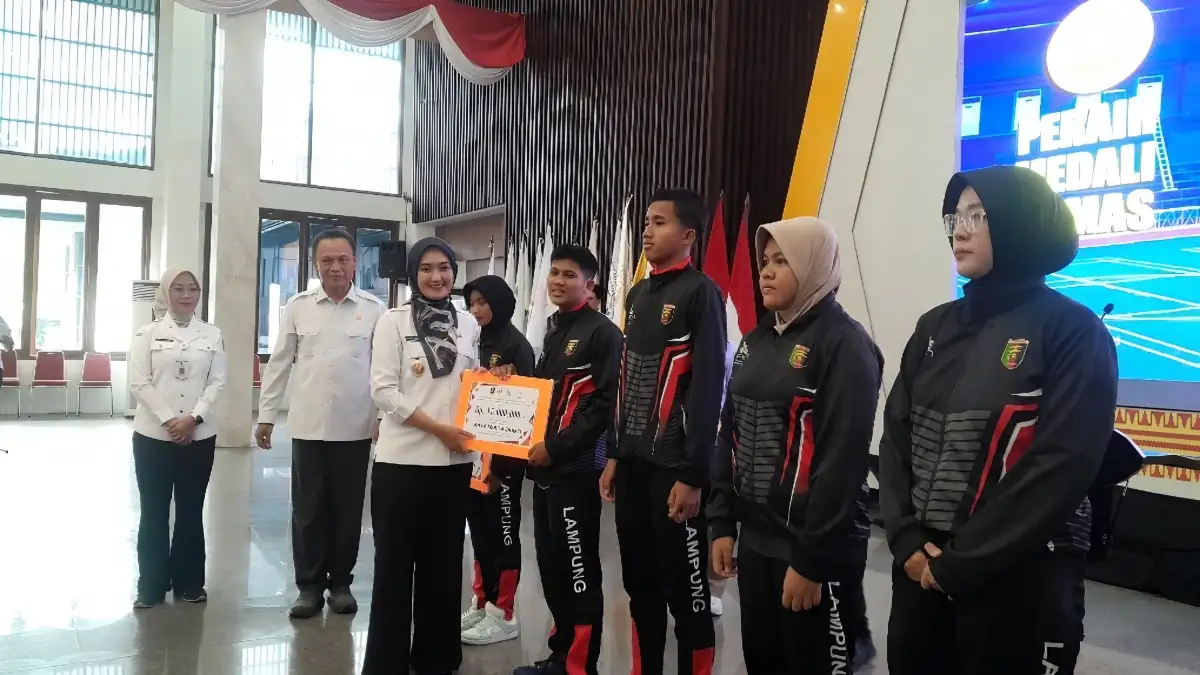 Pemprov Lampung Serahkan Bonus Tali Asih untuk Atlet Peraih Medali di PON Beladiri 2025