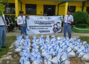 Peringati Hari Guru, SMKN Rawajitu Timur Tulang Bawang Salurkan Paket Sembako untuk Warga