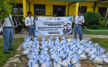 Peringati Hari Guru, SMKN Rawajitu Timur Tulang Bawang Salurkan Paket Sembako untuk Warga