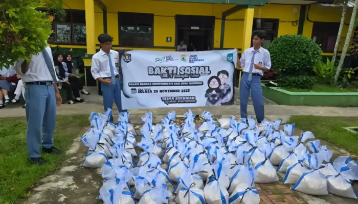 Peringati Hari Guru Nasional, SMKN Rawajitu Timur Gelar Baksos Pembagian Sembako untuk Warga