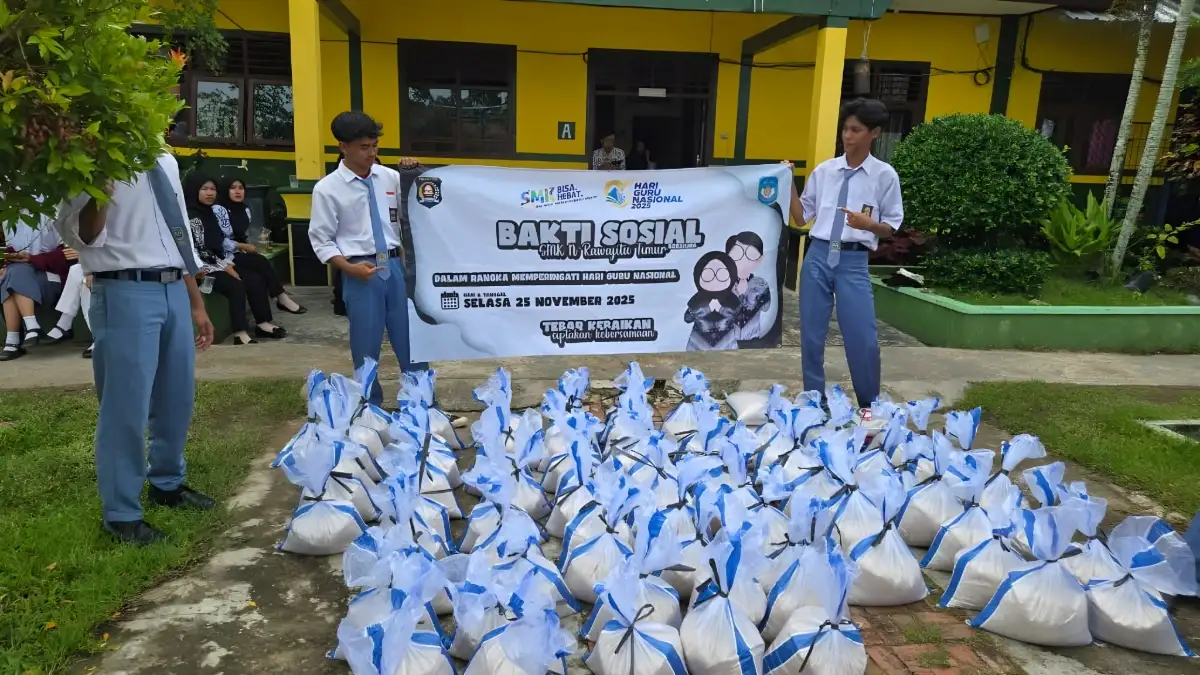 Peringati Hari Guru, SMKN Rawajitu Timur Tulang Bawang Salurkan Paket Sembako untuk Warga