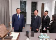 Momen Unik di KTT APEC: Xi Jinping Hadiahi Xiaomi 15 Ultra ke Presiden Korea Selatan, Candaan Soal “Backdoor” Jadi Sorotan 11 Presiden Korea Selatan Tertawa Saat Xi Jinping Hadiahi Xiaomi 15 Ultra