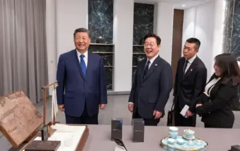 Momen Unik di KTT APEC: Xi Jinping Hadiahi Xiaomi 15 Ultra ke Presiden Korea Selatan, Candaan Soal “Backdoor” Jadi Sorotan 4 Presiden Korea Selatan Tertawa Saat Xi Jinping Hadiahi Xiaomi 15 Ultra