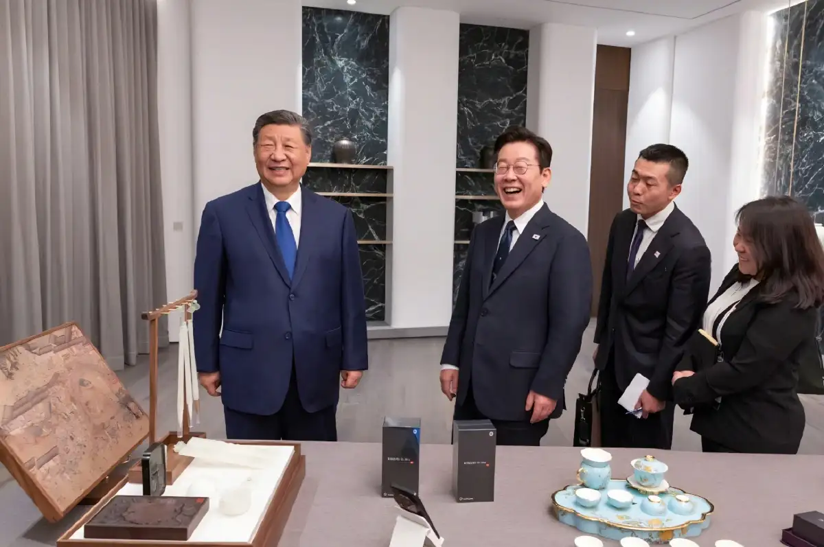 Presiden Korea Selatan Tertawa Saat Xi Jinping Hadiahi Xiaomi 15 Ultra