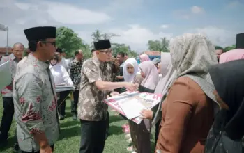 Pemprov Lampung Dorong Pengentasan Kemiskinan, 722 KPM PKH di Lampung Tengah Resmi Graduasi Mandiri 9 Ratusan Warga Lampung Tengah Tak Lagi Terima PKH, Gubernur Mirza Dorong Penurunan Kemiskinan