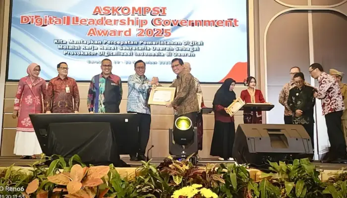 Sekdaprov Lampung Raih Penghargaan di Askompsi Digital Leadership Government Award 2025