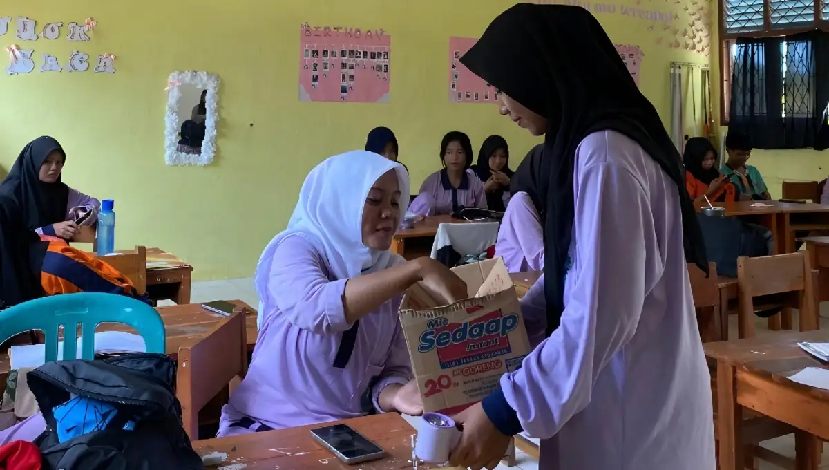 Berjiwa Sosial, Pelajar SMKN Rawajitu Timur Galang Donasi untuk Korban Bencana di Sumatera