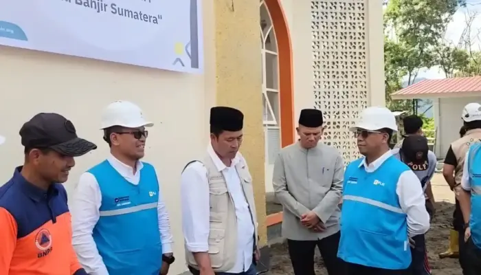 Direksi dan Relawan PLN Tinjau Langsung Pemulihan Fasilitas Publik Pascabanjir di Aceh