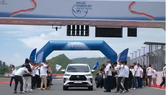 Toyota Mulai Ekspedisi “Veloz Hybrid EV Lintas Nusa 2025”, Satu Unit Jelajahi Puluhan Hari Medan Jalan Indonesia