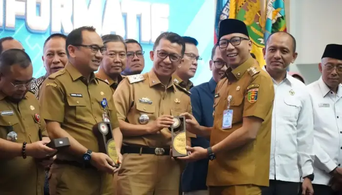 Gubernur Lampung Berikan Penghargaan Keterbukaan Informasi Publik 2025, Dorong Integrasi Data dan Transparansi Layanan