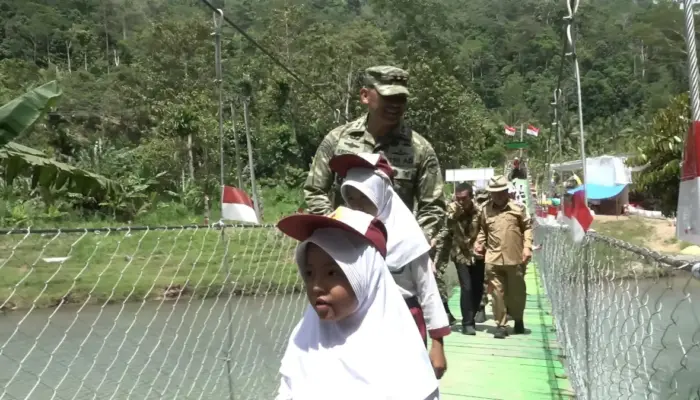 Pangdam Radin Inten Resmikan Jembatan Gantung Garuda, Jadi Nafas Ekonomi Warga Pekon Umbar