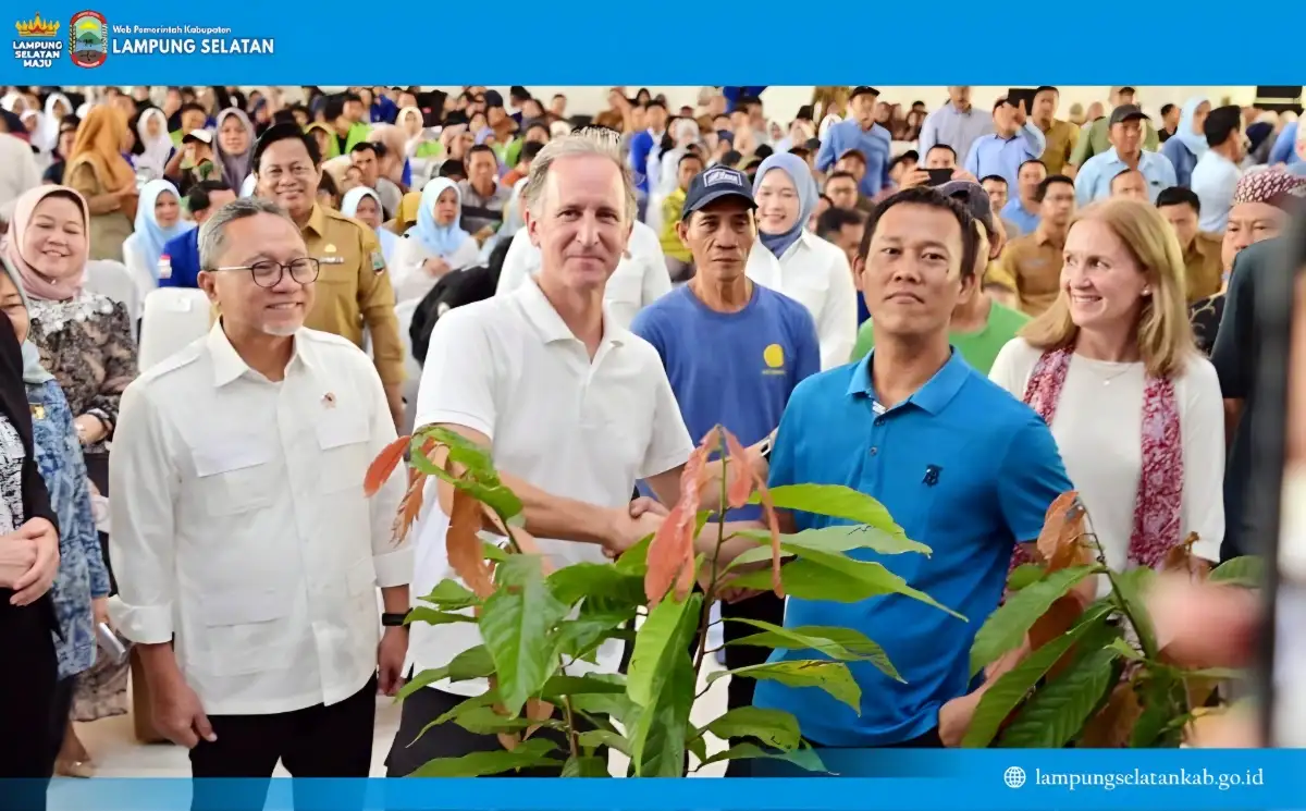 Menko Pangan Distribusikan 7.000 Bibit Kakao dan Kopi untuk Percepatan Smart Agroforestry di Lampung Selatan