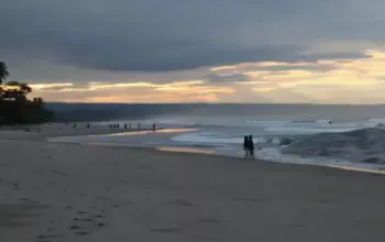 Pantai Mandiri Pesisir Barat Tawarkan Pesona Sunrise dan Sunset dalam Satu Lokasi