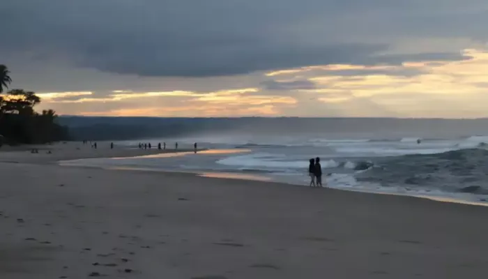 Pesona Pantai Mandiri Pesisir Barat, Sunrise dan Sunset dalam Satu Lokasi