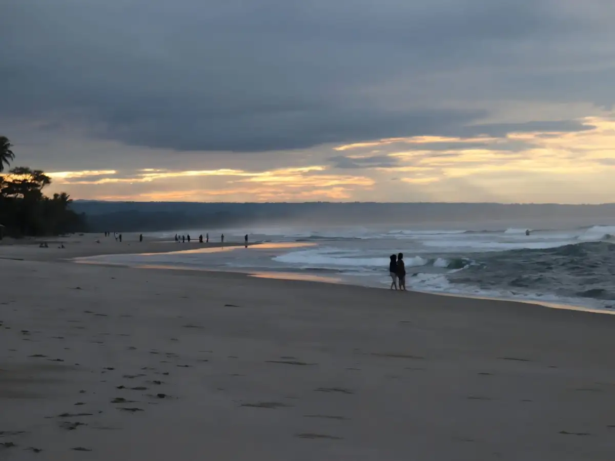 Pantai Mandiri Pesisir Barat Tawarkan Pesona Sunrise dan Sunset dalam Satu Lokasi