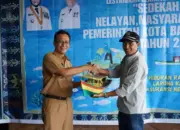 Pemkot Bandar Lampung Bagikan Kartu Asuransi Nelayan di Acara Sedekah Laut
