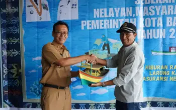 Pemkot Bandar Lampung Bagikan Kartu Asuransi Nelayan di Acara Sedekah Laut
