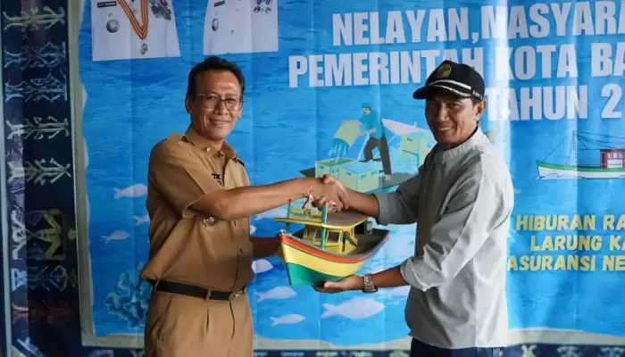 Pemkot Bandar Lampung Serahkan Kartu Asuransi untuk Nelayan di Acara Sedekah Laut 2025