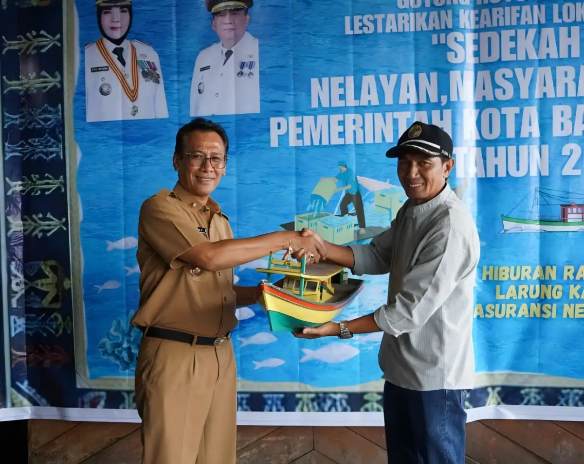 Pemkot Bandar Lampung Bagikan Kartu Asuransi Nelayan di Acara Sedekah Laut